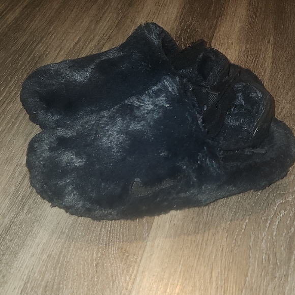 Nike Black Fuzzy Slippers - Picture 1 of 6